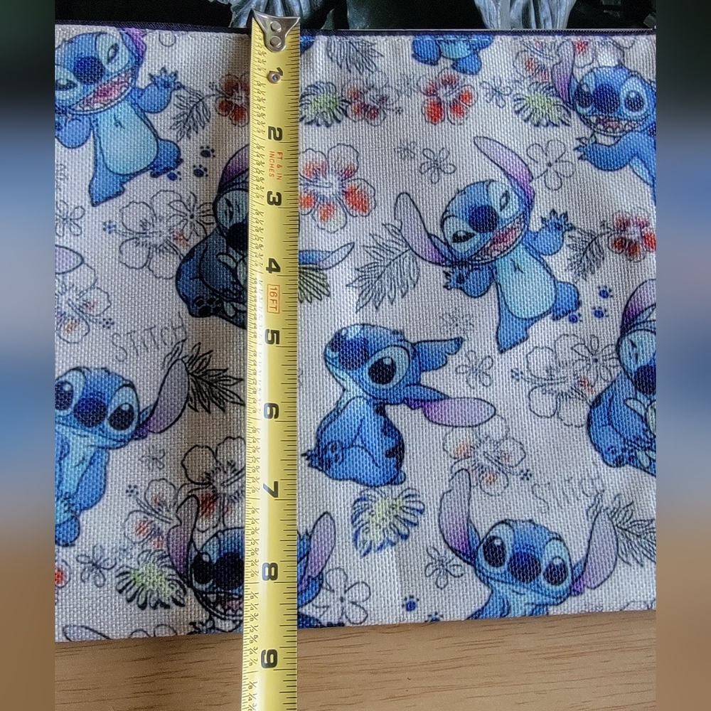 Lilo & Stitch Cosmetic Bag And Keychain - Picture 3 of 4